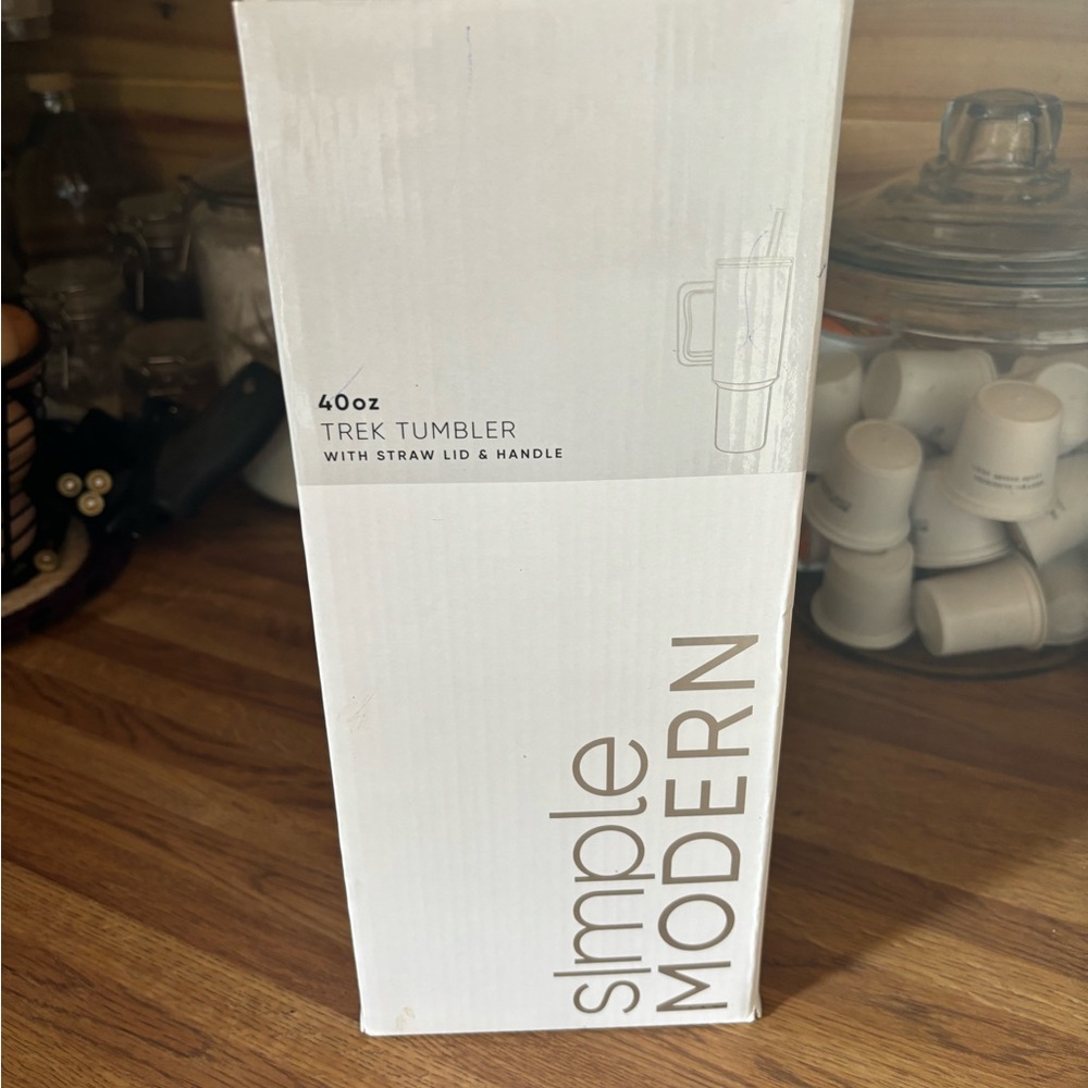 Brand New Simple Modern Coral Trek Tumbler 40oz